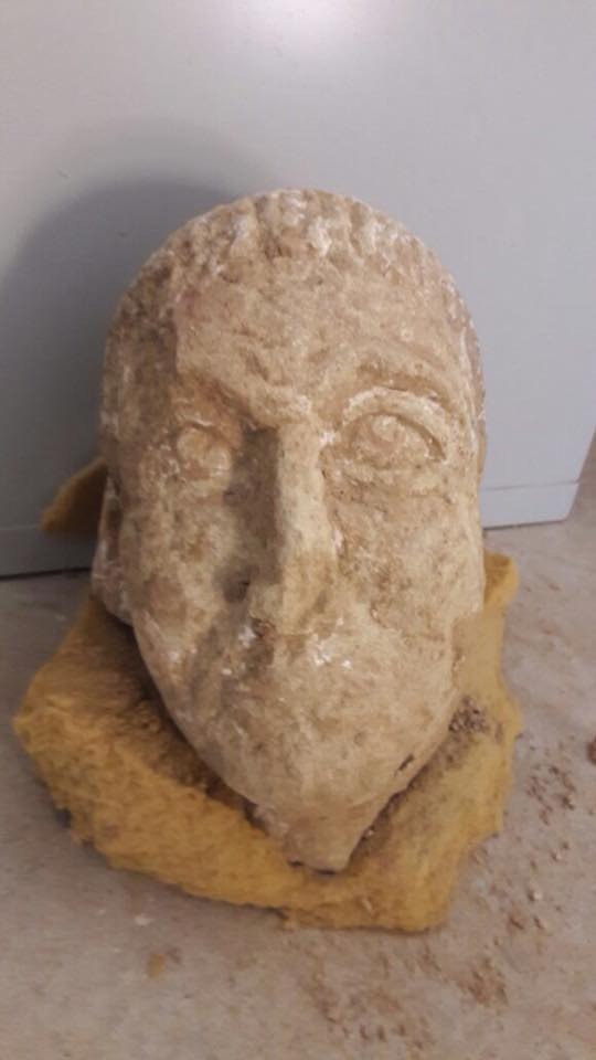 考古學家發掘出一個具有希臘男性面部特徵的人頭雕像。（埃及考古部門Facebook 專頁）