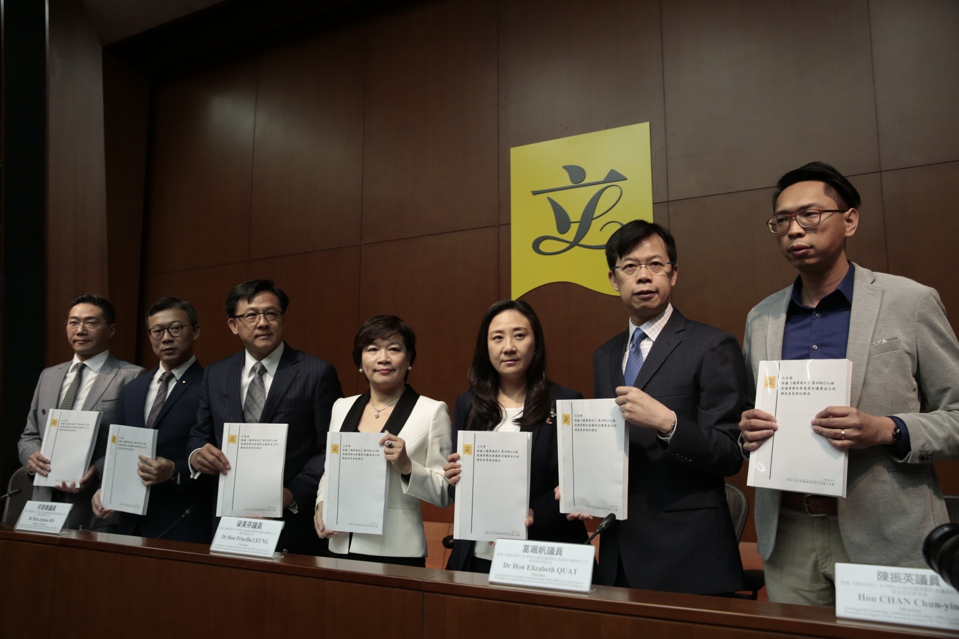 熱血公民鄭松泰因倒插國旗，今早遭立法會調查委員會譴責，或會喪失議席。（林若勤攝）