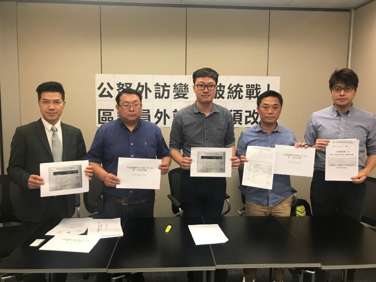 范國威(左一)質疑,有人從中作梗和濫用公帑,安插政治議程到外訪行程,而達致中共統戰目的。(吳倬安攝) 范國威(左一)質疑,有人從中作梗和濫用公帑,安插政治議程到外訪行程,而達致中共統戰目的。(吳倬安攝)