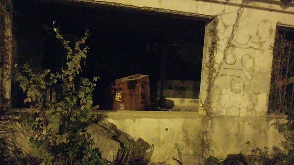 狗狗倒斃粉嶺一荒廢石屋外。(黃小姐提供圖片)