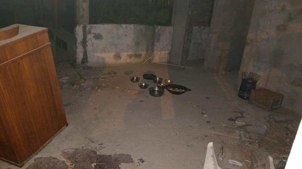 荒廢石屋內有食物及器皿。(黃小姐提供圖片)