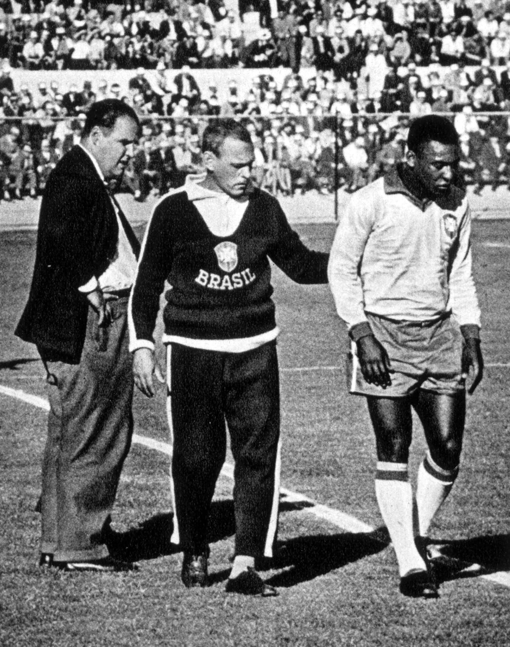 比利在1962年分組賽對捷克斯洛伐克時受傷離場，他拉傷了大腿。