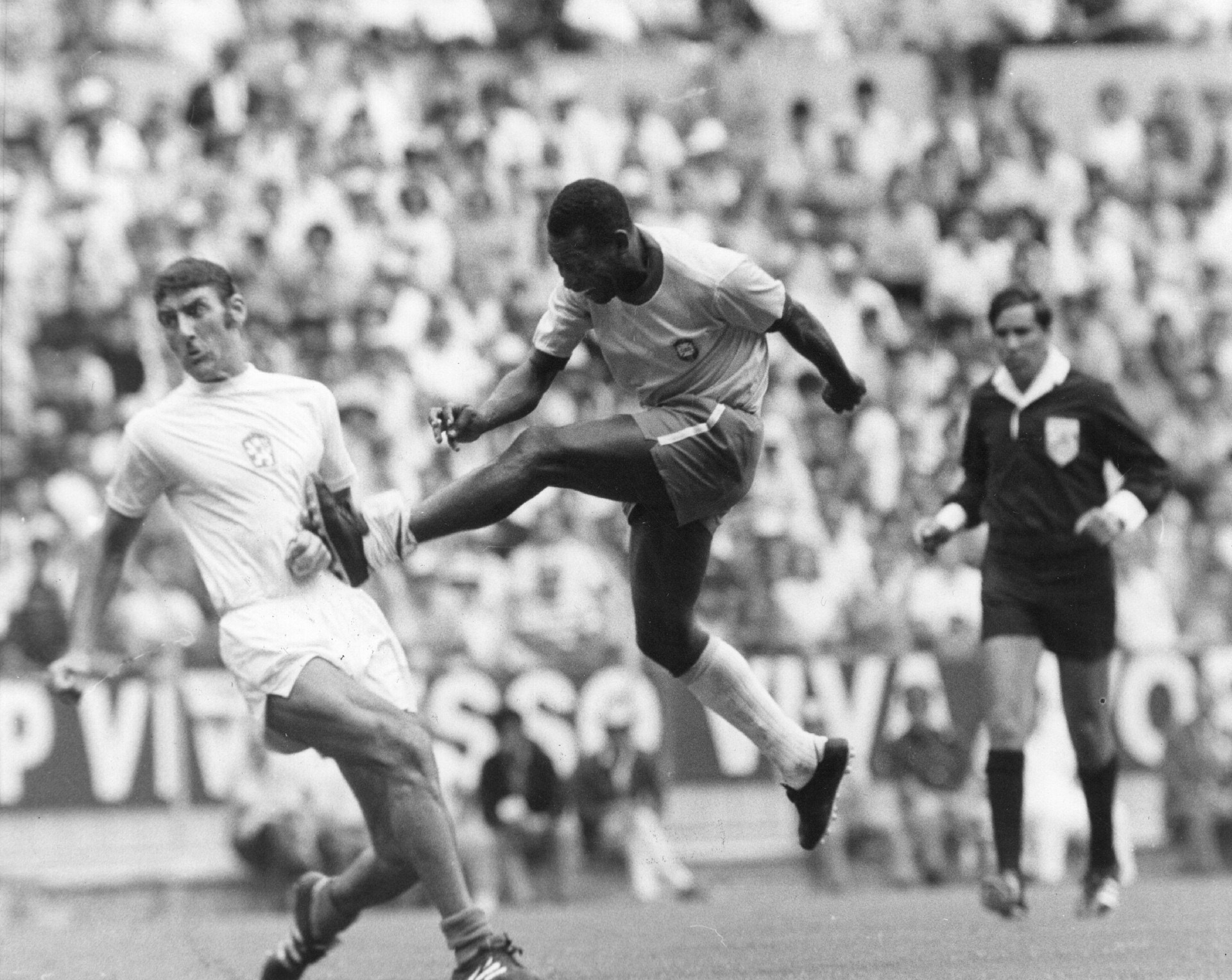 1970年巴西分組賽對捷克斯洛伐克，比利射門。