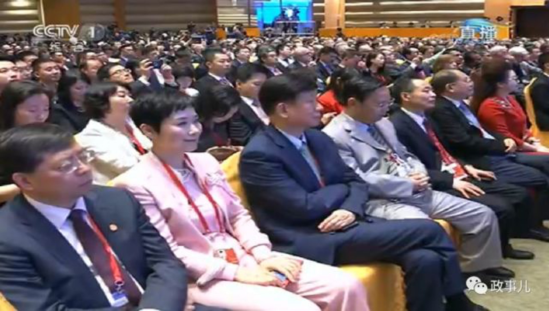 李小琳(左二)以絲路規劃研究中心常務副理事長身份出席今年的博鰲亞洲論壇年會。(資料圖片) 李小琳(左二)以絲路規劃研究中心常務副理事長身份出席今年的博鰲亞洲論壇年會。(資料圖片)