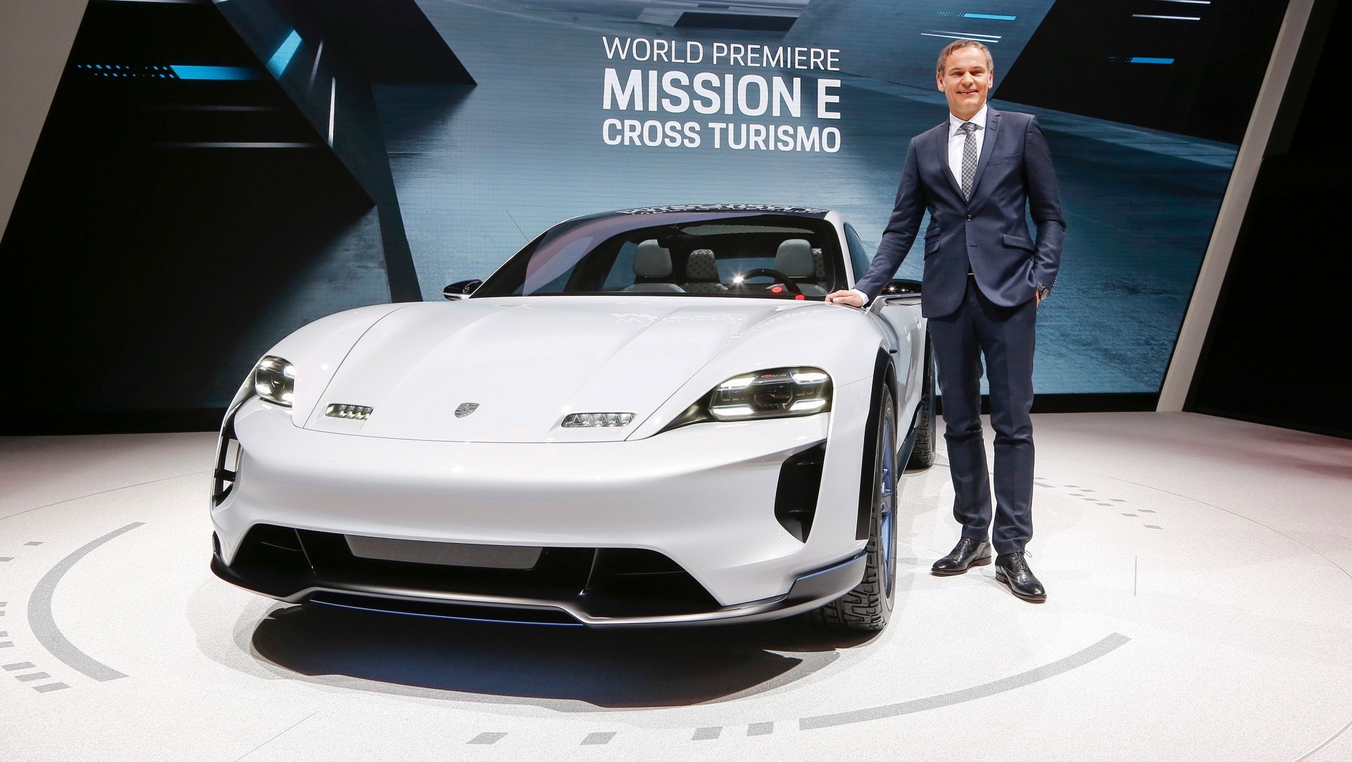 保時捷在日內瓦車展發表Mission E的變種型號：Cross Turismo概念車，性能和技術都比Tesla先進。（Porsche）