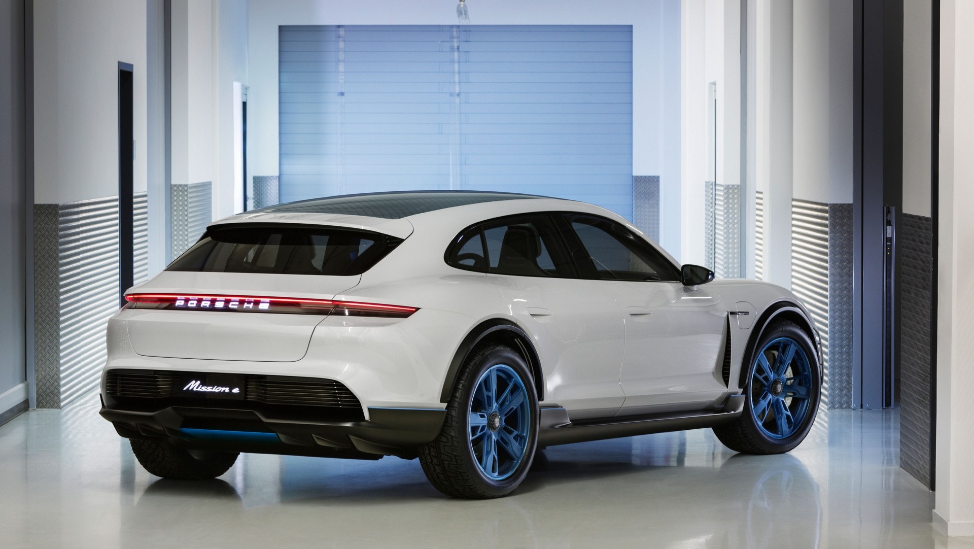 Mission E的變種型號Cross Turismo，升高了的底盤，可對應不同地形。（Porsche）