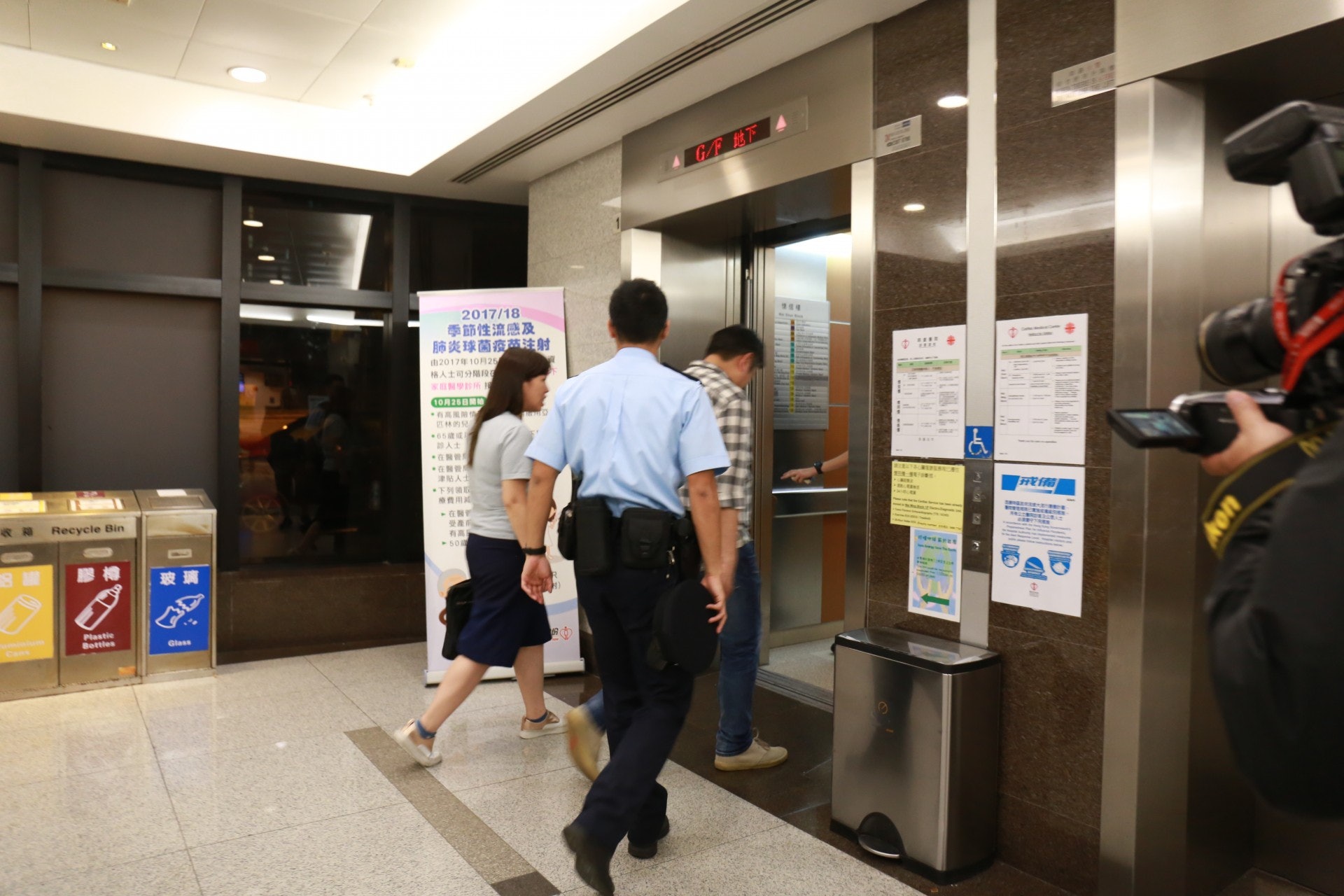 西九龍中心男子遭淋腐液全身受傷送院救治警緝多歲女子 西九龍中心男子遭淋腐液全身受傷送院救治警緝多歲女子