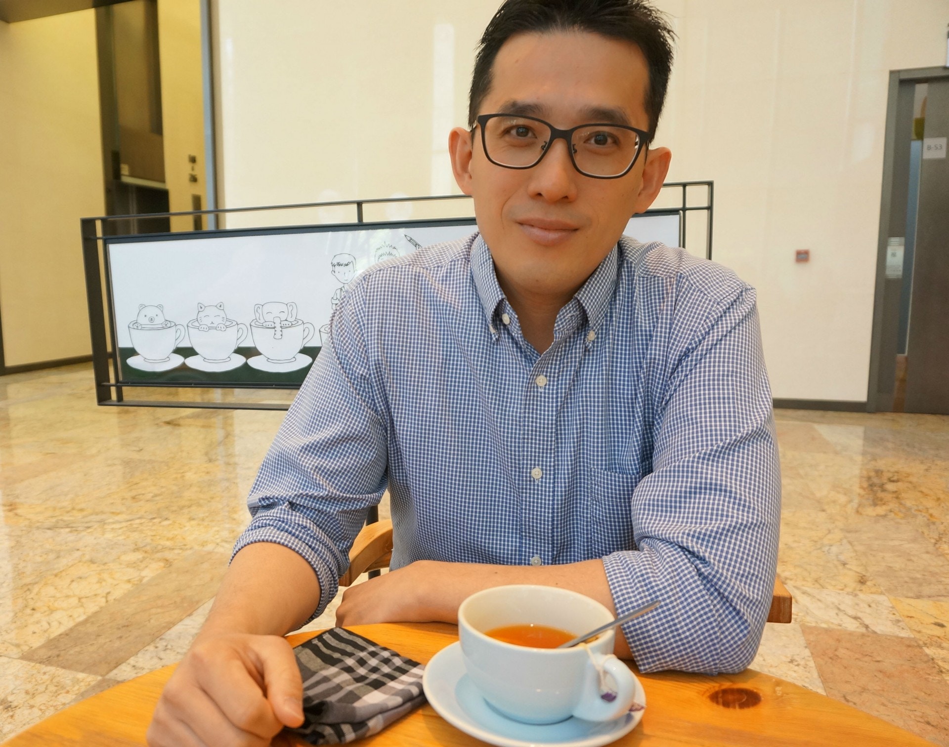 Chris說現在自己的小朋友幼稚園時都用手巾，「有個漂亮的餐具盒裝着。只是大了讀小學，沒了學校要求，就開始用紙巾。」 （黃妍萍攝）