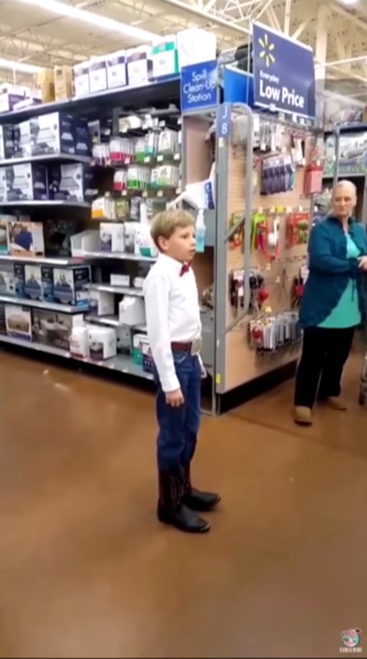 藍斯上月跟祖父母到沃爾瑪(Walmart)超市購物時,即興在收銀枱前高唱一曲。(YouTube影片截圖) 藍斯上月跟祖父母到沃爾瑪(Walmart)超市購物時,即興在收銀枱前高唱一曲。(YouTube影片截圖)