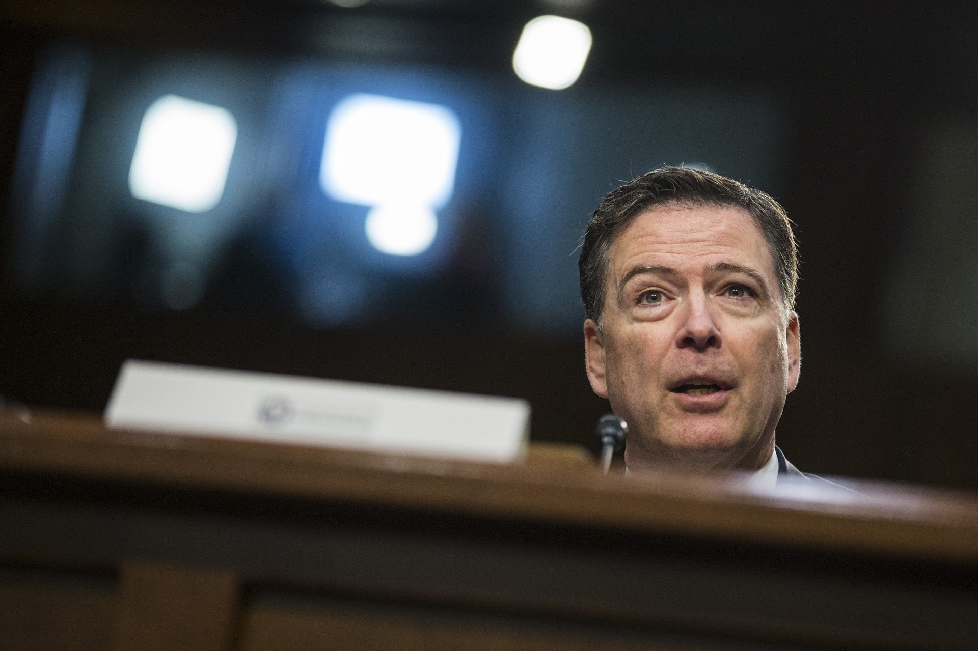 美國聯邦調查局(FBI)前局長科米(James Comey)在新書《A Higher Loyalty: Truth, Lies, and Leadership》(暫譯:更高的忠誠:真相、謊言和領導力)中借憶述擔任公職期間的經歷,描繪他對現任總統特朗普的看法。(視覺中國) 美國聯邦調查局(FBI)前局長科米(James Comey)在新書《A Higher Loyalty: Truth, Lies, and Leadership》(暫譯:更高的忠誠:真相、謊言和領導力)中借憶述擔任公職期間的經歷,描繪他對現任總統特朗普的看法。(視覺中國)