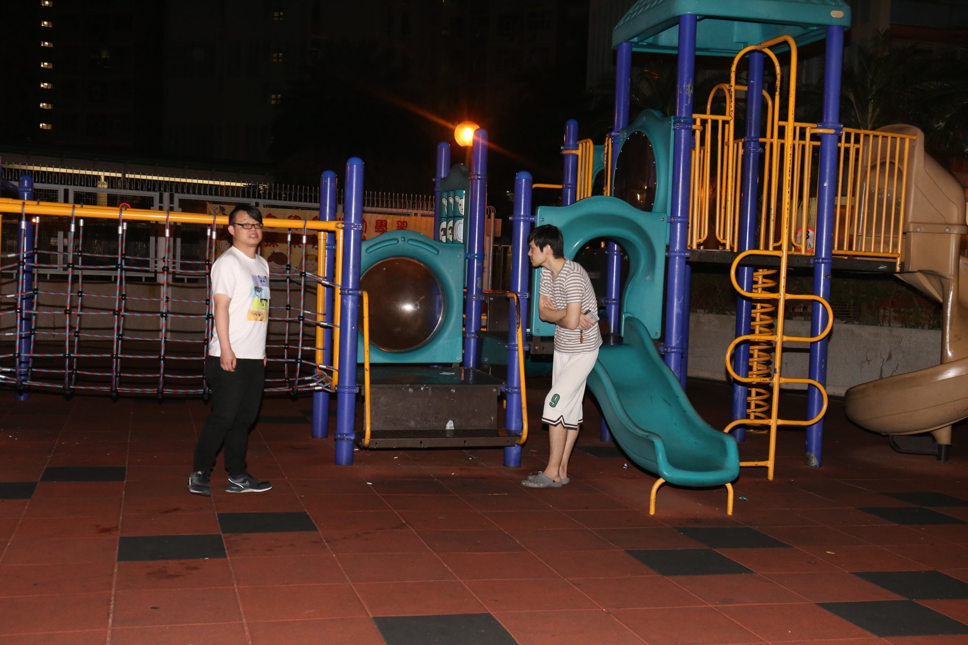 兩名報案男子在場助查。(賴南秋攝)