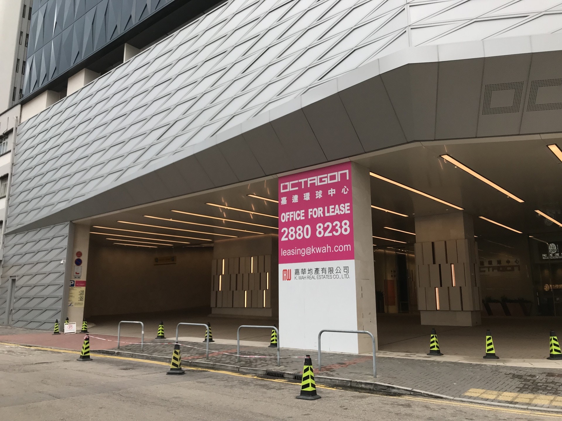 唐狗在片段末所站的位置,仍屬大廈的有蓋範圍。(鄺曉斌攝)