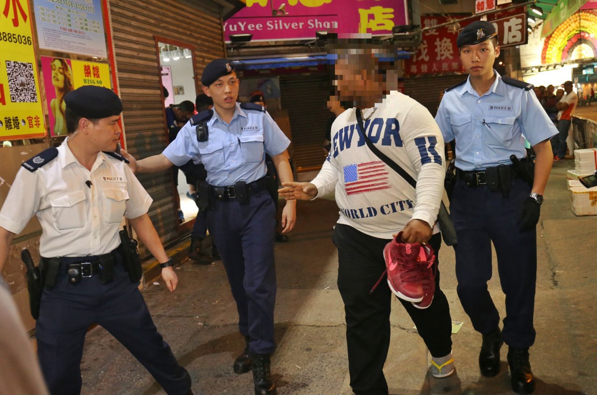 元朗破士多無牌賣酒警拉老闆及23名飲酒客 香港01 突發 元朗破士多無牌賣酒警拉老闆及23名飲酒客 香港01 突發