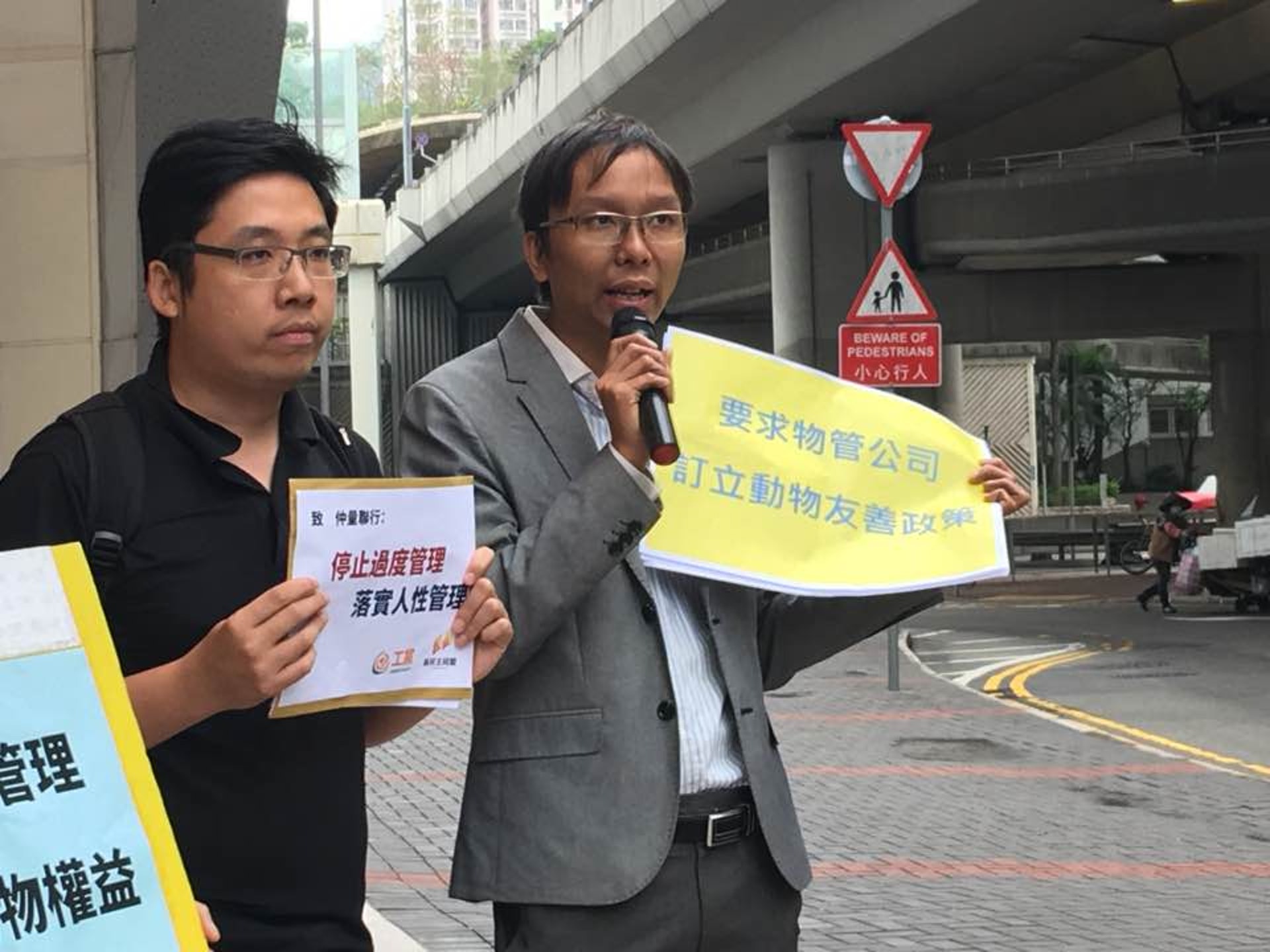 荃灣區議員譚凱邦(右)表示,若涉事保安員可以把避雨狗隻當作「濕透的婆婆或一般人對待」會更為理想。(鄧曦雯攝)