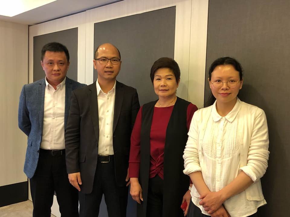 鄧飛（左一）說，相信《國歌法》納入於中小學教育條文後，中學處境較小學危峻。（文雪萍攝）