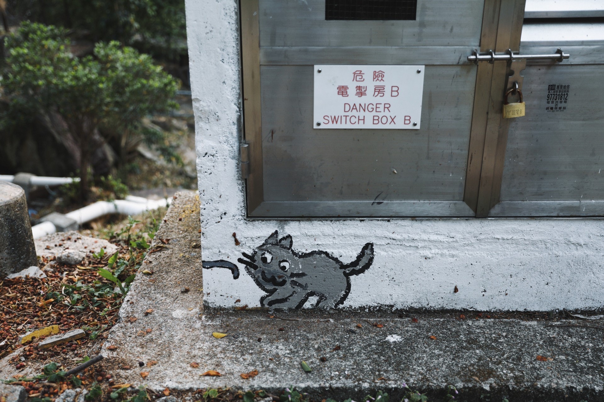 不止大壁畫，在村內四周不同設施上亦有小動物畫作的蹤跡。(沈敏怡攝)