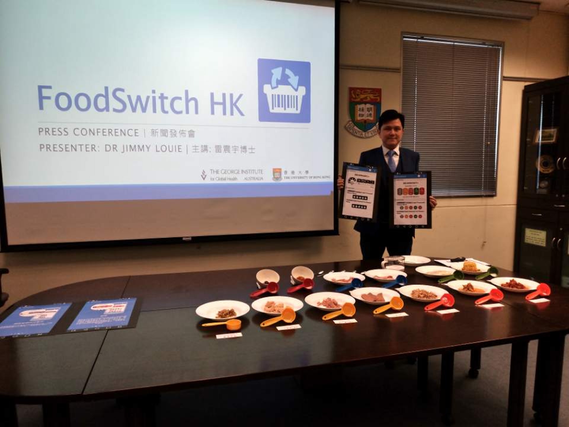 港大分析了銷量最多的四個食品種類,包括粉麵、加工魚類、加工肉類及醬料等超過2,000件產品的營養標籤資料,發現部分產品的含鹽量偏高,而同類食品的含鹽量差距相當大。圖中為香港大學食物及營養學助理教授雷震宇。 港大分析了銷量最多的四個食品種類,包括粉麵、加工魚類、加工肉類及醬料等超過2,000件產品的營養標籤資料,發現部分產品的含鹽量偏高,而同類食品的含鹽量差距相當大。圖中為香港大學食物及營養學助理教授雷震宇。