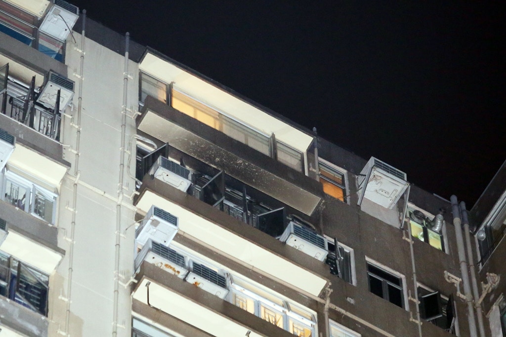 疑電話充電器起火　美孚新村單位夜半焚宅　一家六口受傷送院　
