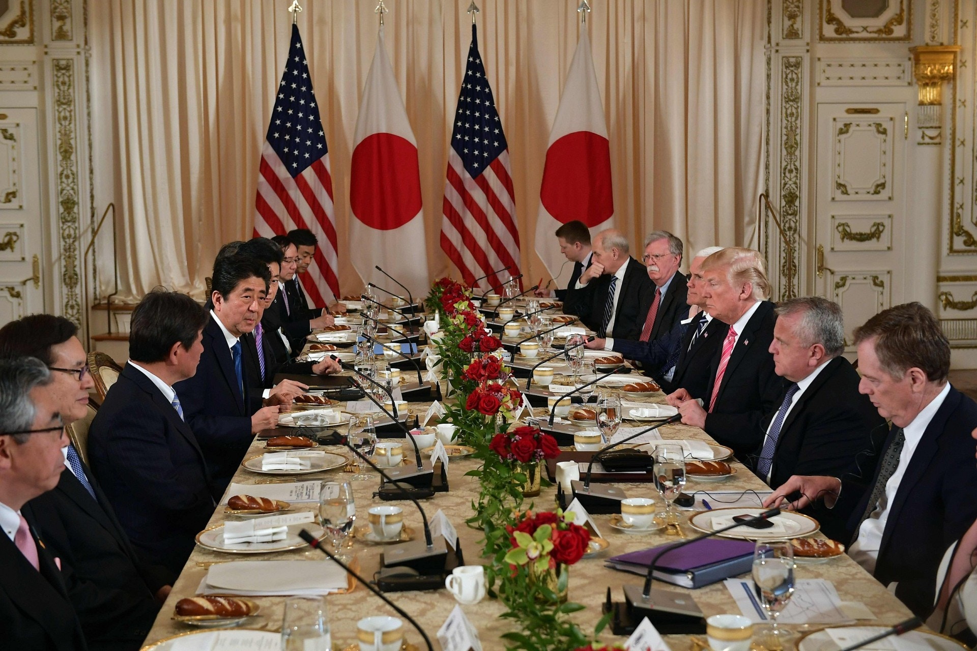 安倍與特朗普在周三（18日）舉行午餐工作會議，主要就商貿問題交換意見。（視覺中國）