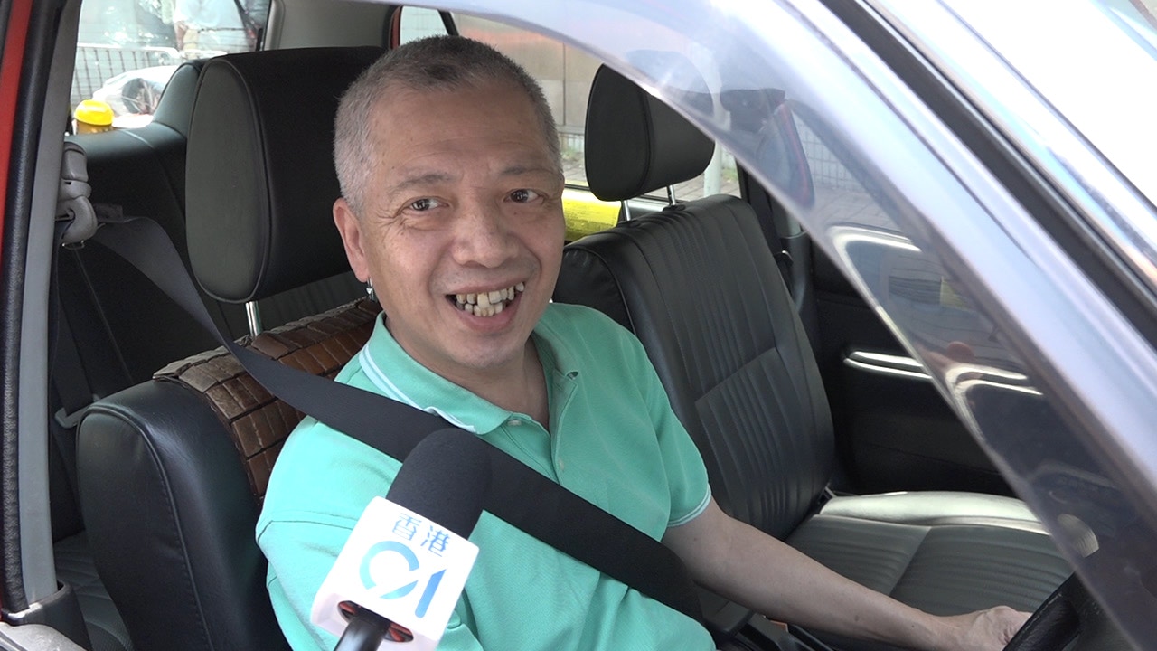 麥先生擔心若每次撞到貓狗都要報警,或影響生意。(鄧穎韜攝)