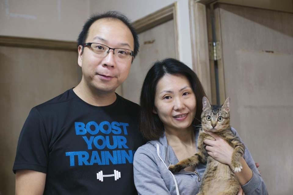 在義工Jim及Ruby的照顧下,小冰康復不少。但因為照顧花神,他們也擔心會因而影響小冰出領養的機會。(沈敏怡攝)