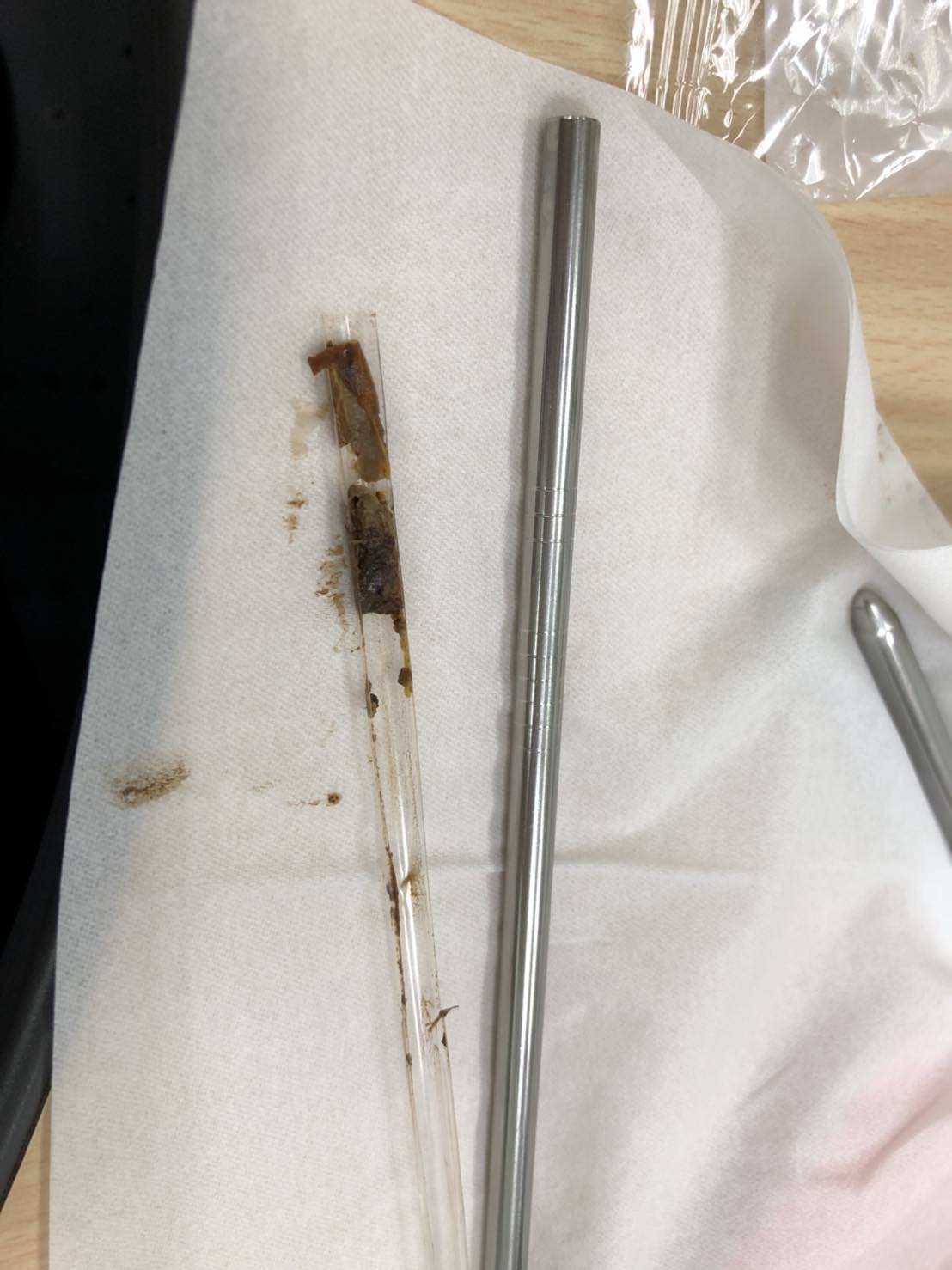台灣網民表示3年來只用清水清潔鋼飲管內部，未有使用專用刷，結果發現內藏大量陳年污垢，十分噁心。（「批踢踢實業坊」圖片）