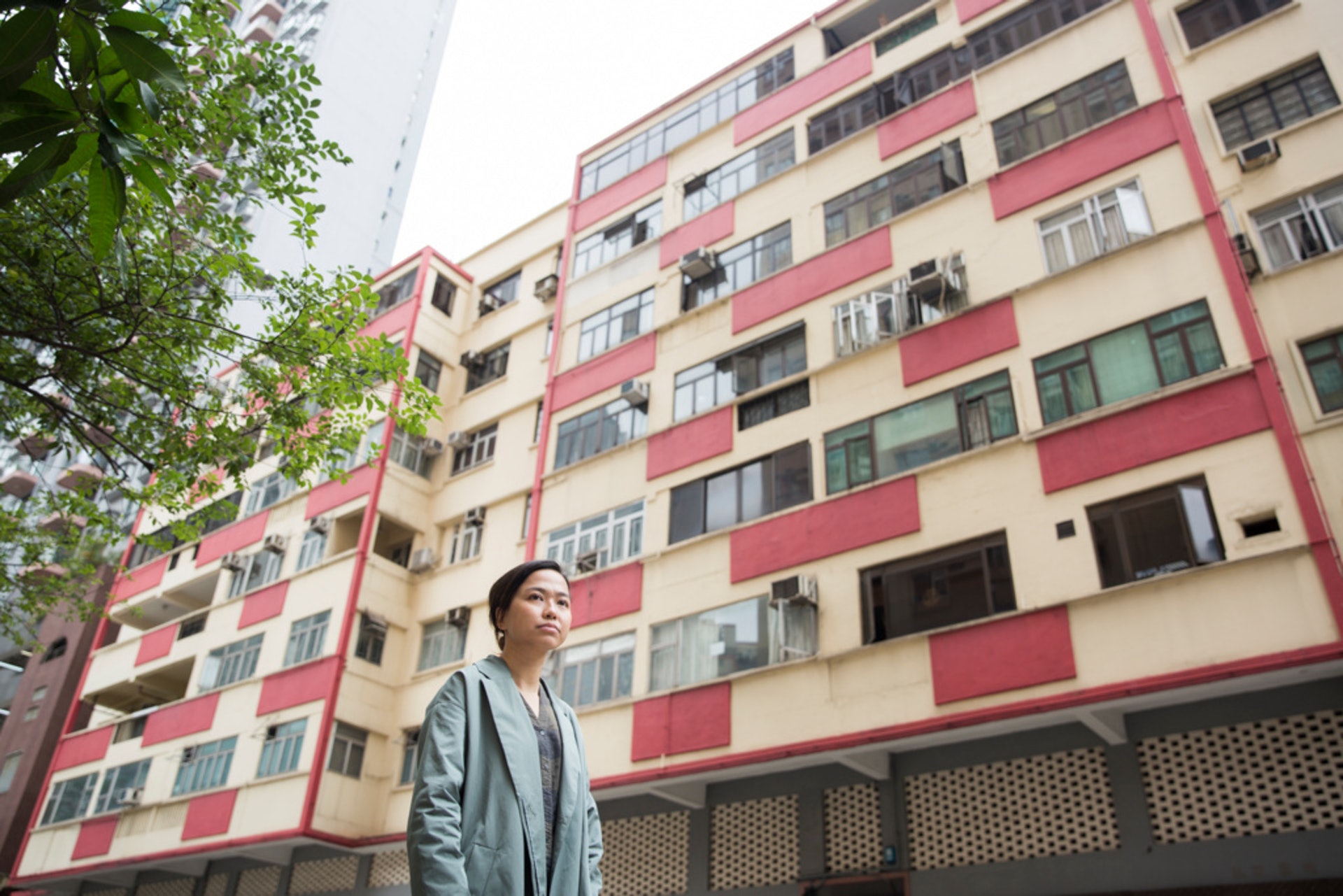 WMA得獎攝影師嚴瑞芳在尋找離世父親的歷史時,無意中發現了身後的兩幢公務員合作社房屋,並成為她的攝影題材。(黃寶瑩攝) WMA得獎攝影師嚴瑞芳在尋找離世父親的歷史時,無意中發現了身後的兩幢公務員合作社房屋,並成為她的攝影題材。(黃寶瑩攝)