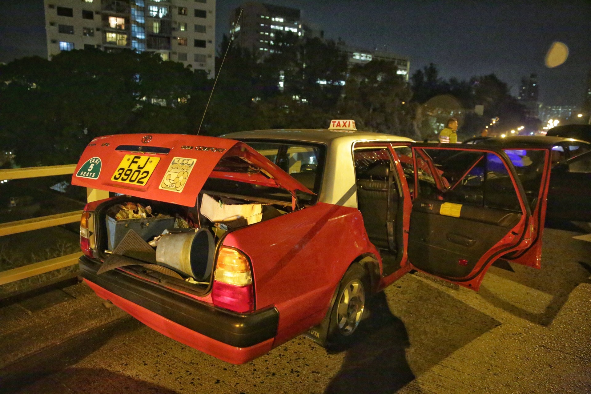 意外中的士車身嚴重受損。(資料圖片/黃偉民攝) 意外中的士車身嚴重受損。(資料圖片/黃偉民攝)