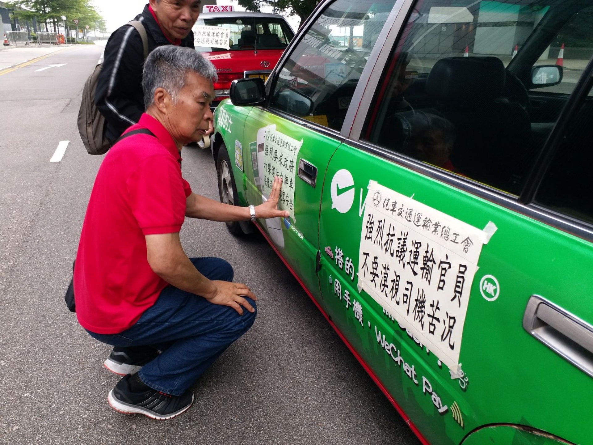 汽車總的士司機分會狠斥,政府不執法取締Uber如埋下道路炸彈。(分會提供圖片) 汽車總的士司機分會狠斥,政府不執法取締Uber如埋下道路炸彈。(分會提供圖片)