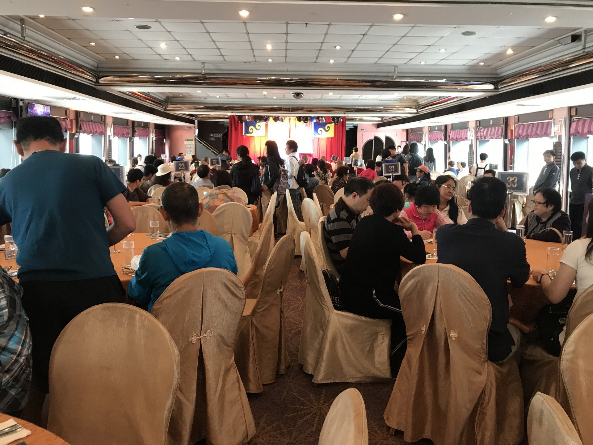 有佛教團體舉辦「海上大放生」,吸引約400名善信參與。(勞敏儀攝)