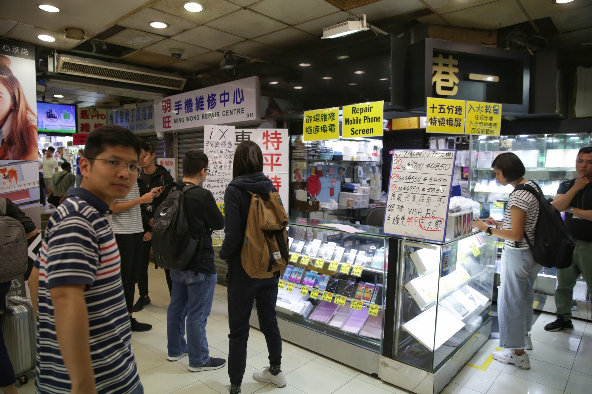 海關昨日曾到先達廣場展開行動。(資料圖片/《香港01》記者攝) 海關昨日曾到先達廣場展開行動。(資料圖片/《香港01》記者攝)