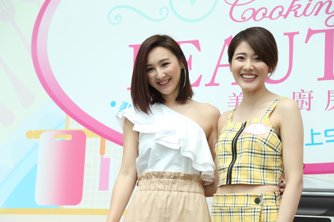 高海寧、鄧佩儀現場即整特飲。（黃國立攝）