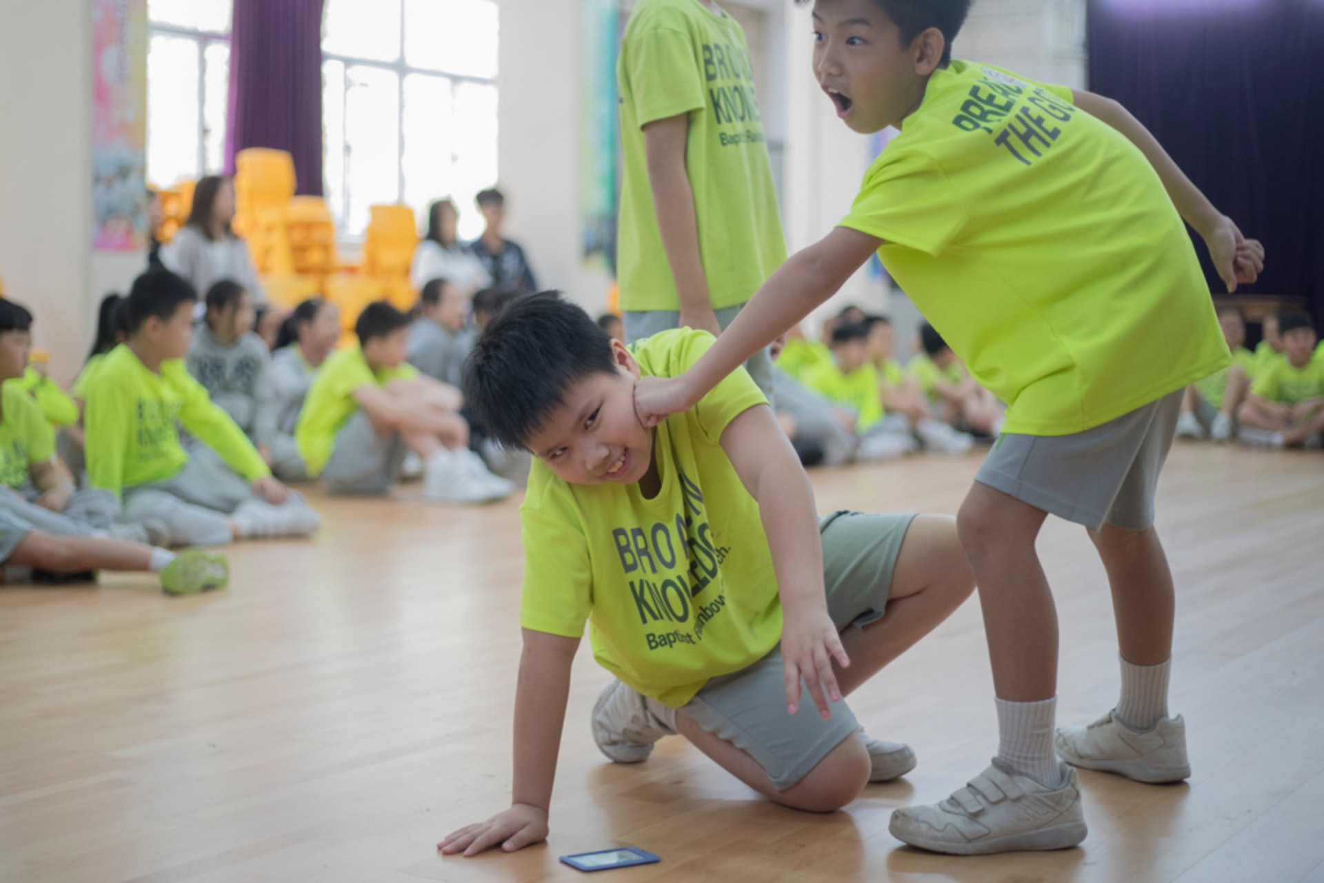 學生參與戲劇教學時,先進行定境角色扮演,重現事發一刻。(余俊亮攝)