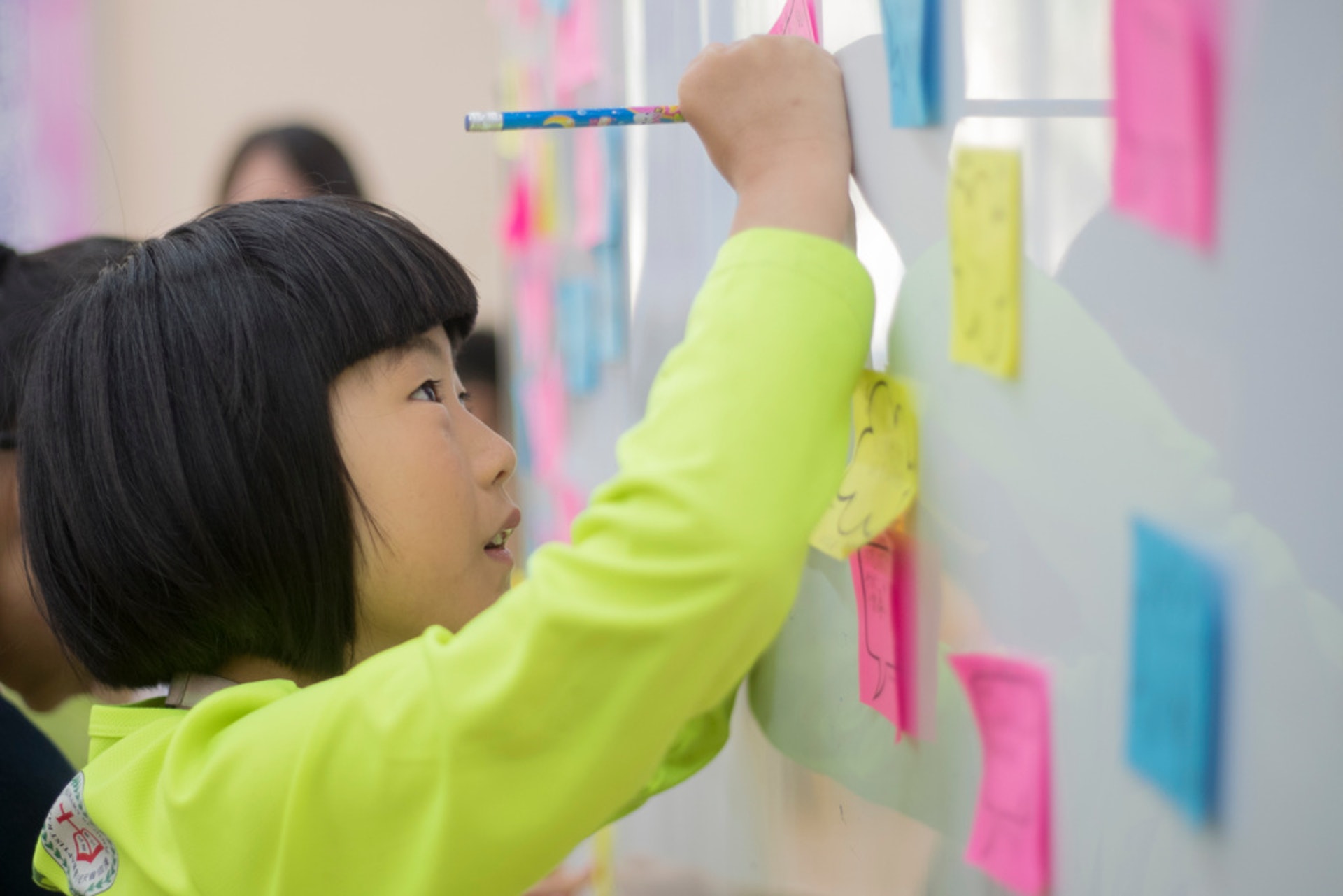 活動後學生需即時撰寫回應。(余俊亮攝)