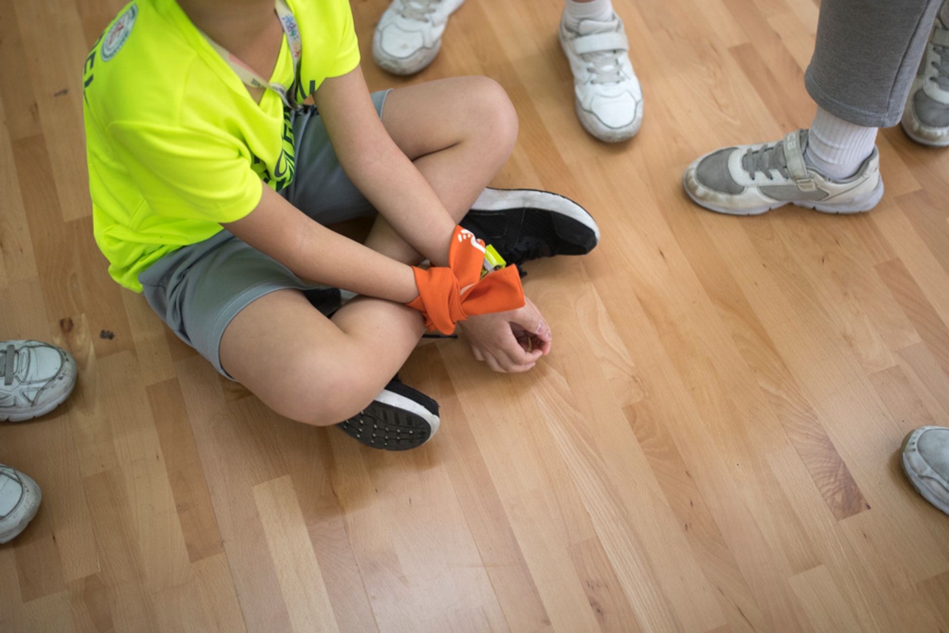 教師在讀出故事細節後,先讓數名學生進行定境角色扮演,重現事發一刻。(余俊亮攝)