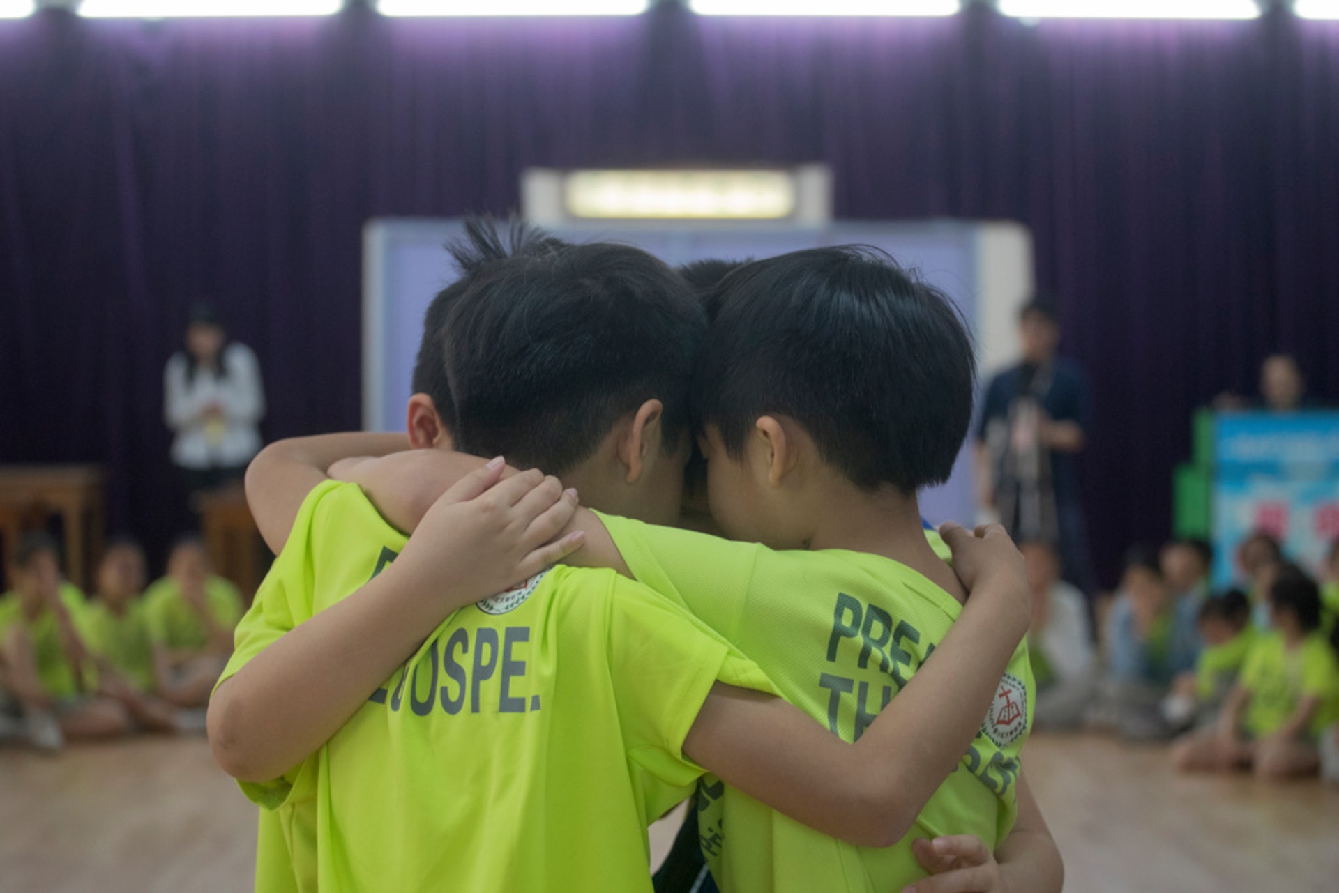 之後學生分組商討及扮演不同角色,演釋出案發一刻、恆仔出獄的兩個場景。(余俊亮攝)