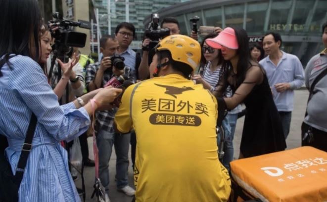 23日上午，一名外賣員因騎電動自行車闖紅燈被交警攔下。（網上圖片）
