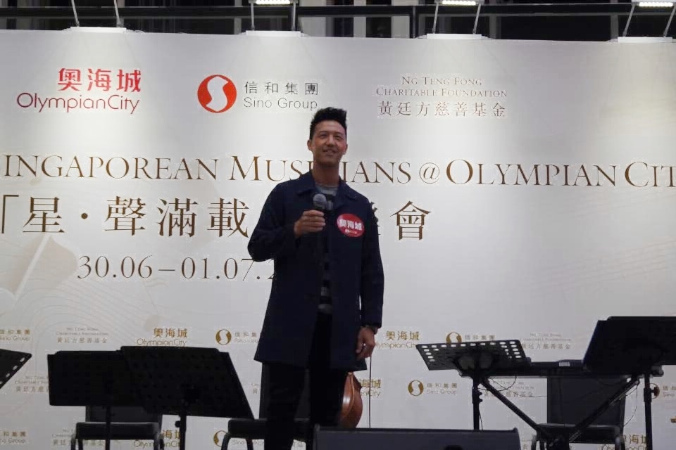 馮允謙中西合壁唱《月亮代表我的心》