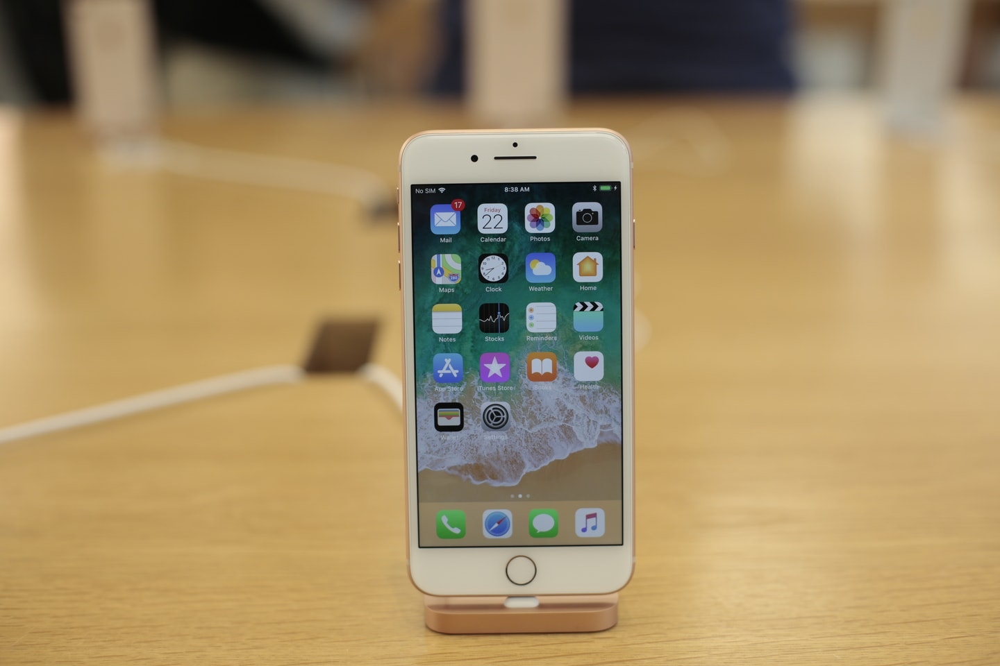 曾經更換第三方屏幕而導致無法輸入操作的iPhone 8手機，在升級iOS 11.3.1之後將可以回復正常。（林若勤攝）
