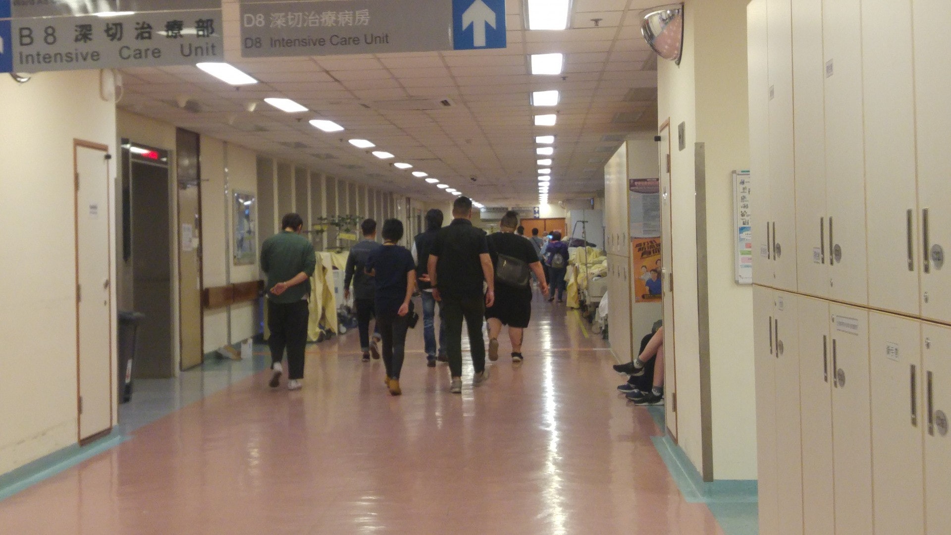 傷者情況仍危殆,反黑組到醫院調查事件。 傷者情況仍危殆,反黑組到醫院調查事件。