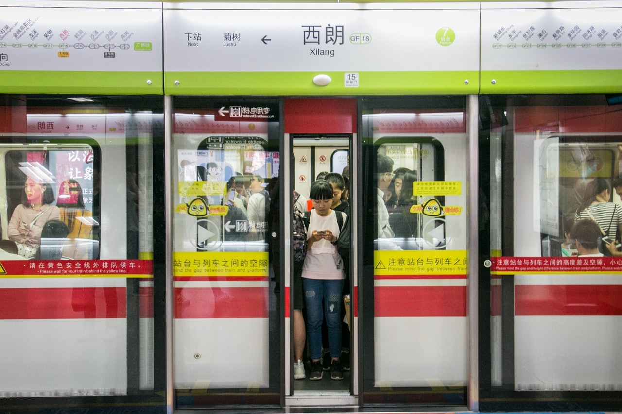 廣州地鐵日前宣布,將不再對外倡導在扶手電梯上「左行右企」。(視覺中國/資料圖片) 廣州地鐵日前宣布,將不再對外倡導在扶手電梯上「左行右企」。(視覺中國/資料圖片)
