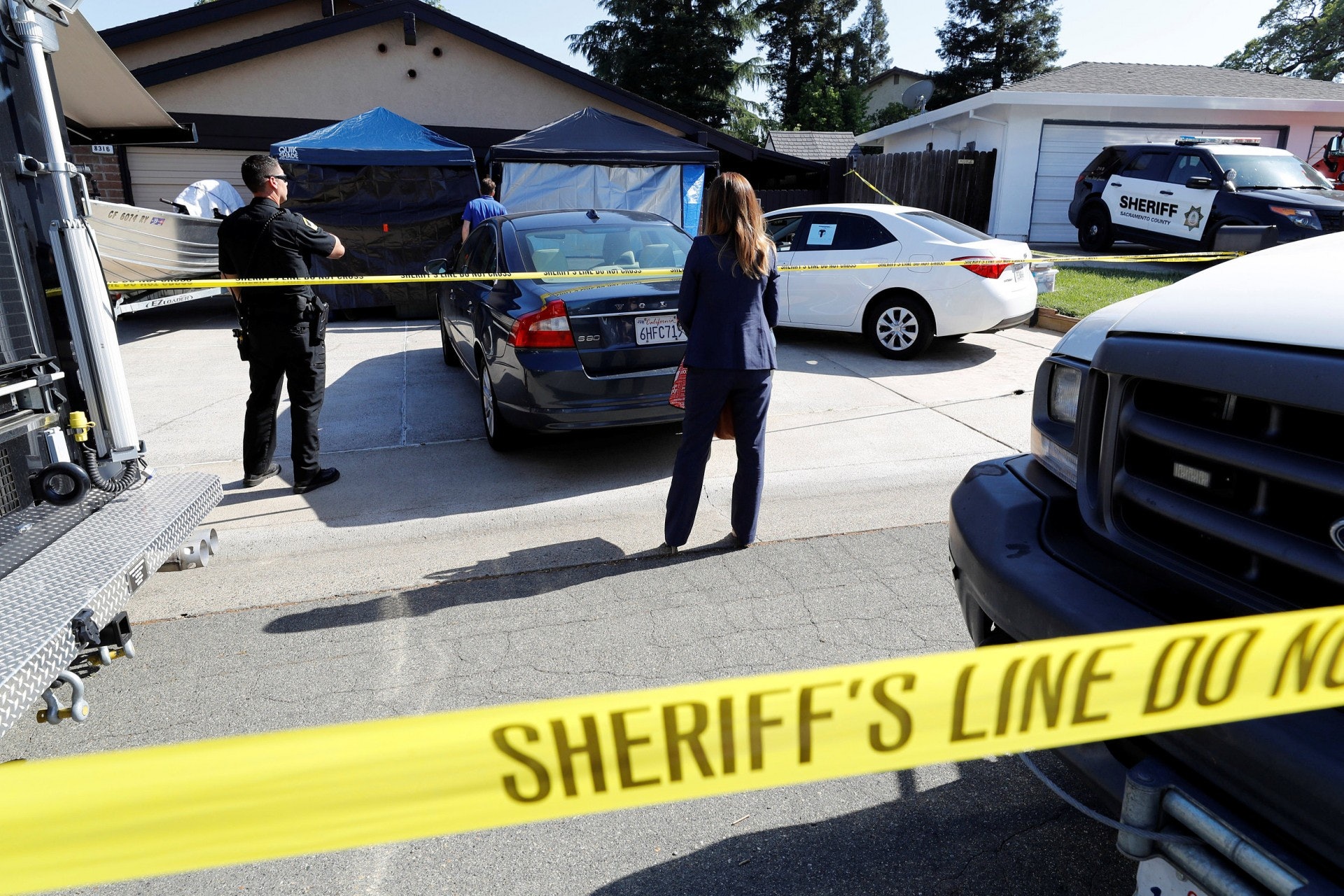 金州殺手落網:聯邦調查局(FBI)人員封鎖疑犯住所進行調查。(視覺中國) 金州殺手落網:聯邦調查局(FBI)人員封鎖疑犯住所進行調查。(視覺中國)