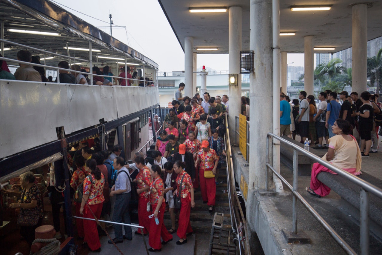 入境處預料內地五一長假期期間,約有398萬人次的香港居民及訪客,經各個管制站進出本港。(資料圖片) 入境處預料內地五一長假期期間,約有398萬人次的香港居民及訪客,經各個管制站進出本港。(資料圖片)