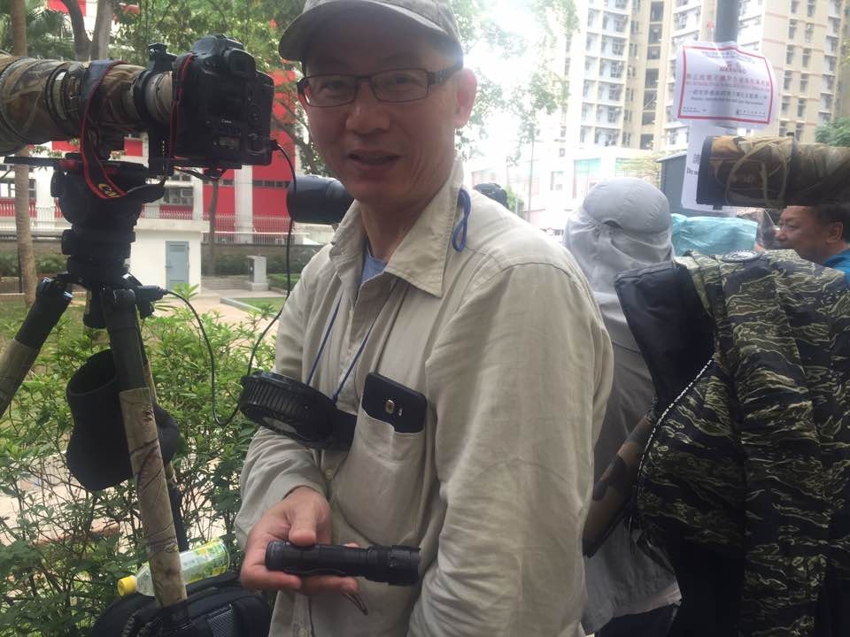 關先生表示,不會以閃光燈照射貓頭鷹,「最多晚上影個時用電筒照一照。」。(陳晶琦攝)