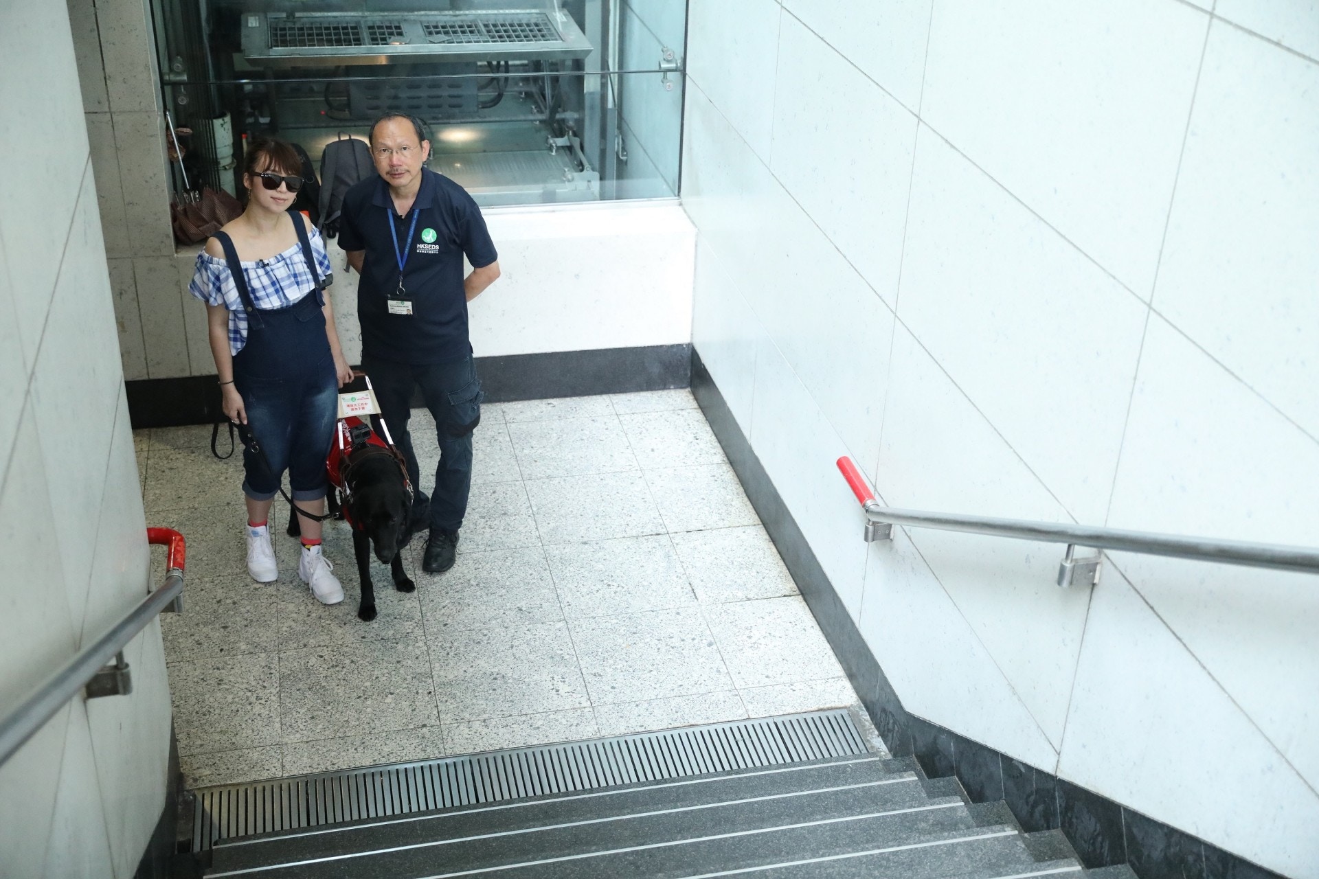 阿雪在Raymond從旁指導及Tovi的帶領下,順行完成行樓梯任務。(周詠雯攝)