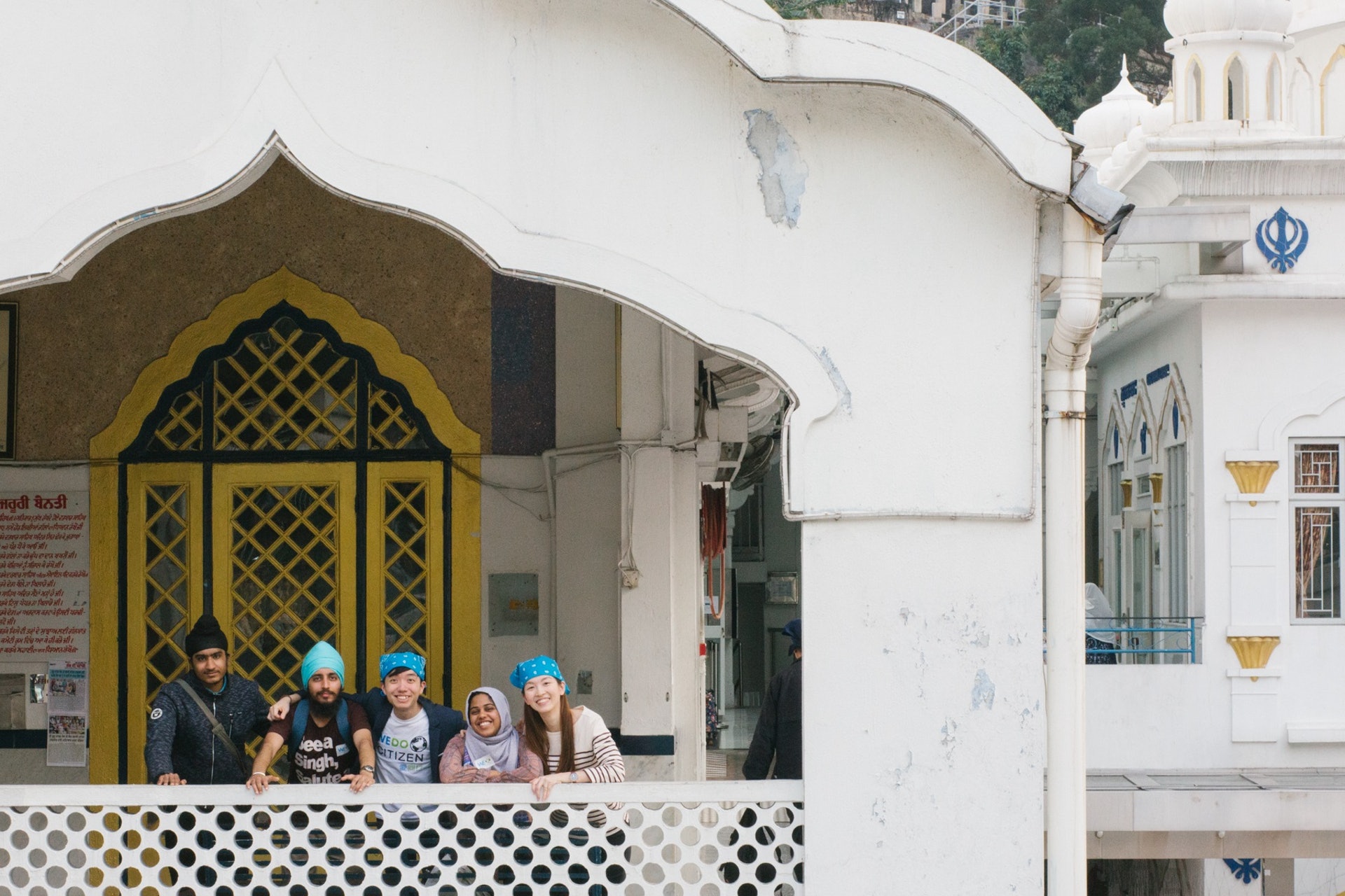 Eva(右一)與Bosco(中間)回港後發現在地生活的南亞裔不甚快樂,於是組織WEDO GLOBAL透過文化遊讓彼此加深認識。(陳嘉元攝) Eva(右一)與Bosco(中間)回港後發現在地生活的南亞裔不甚快樂,於是組織WEDO GLOBAL透過文化遊讓彼此加深認識。(陳嘉元攝)