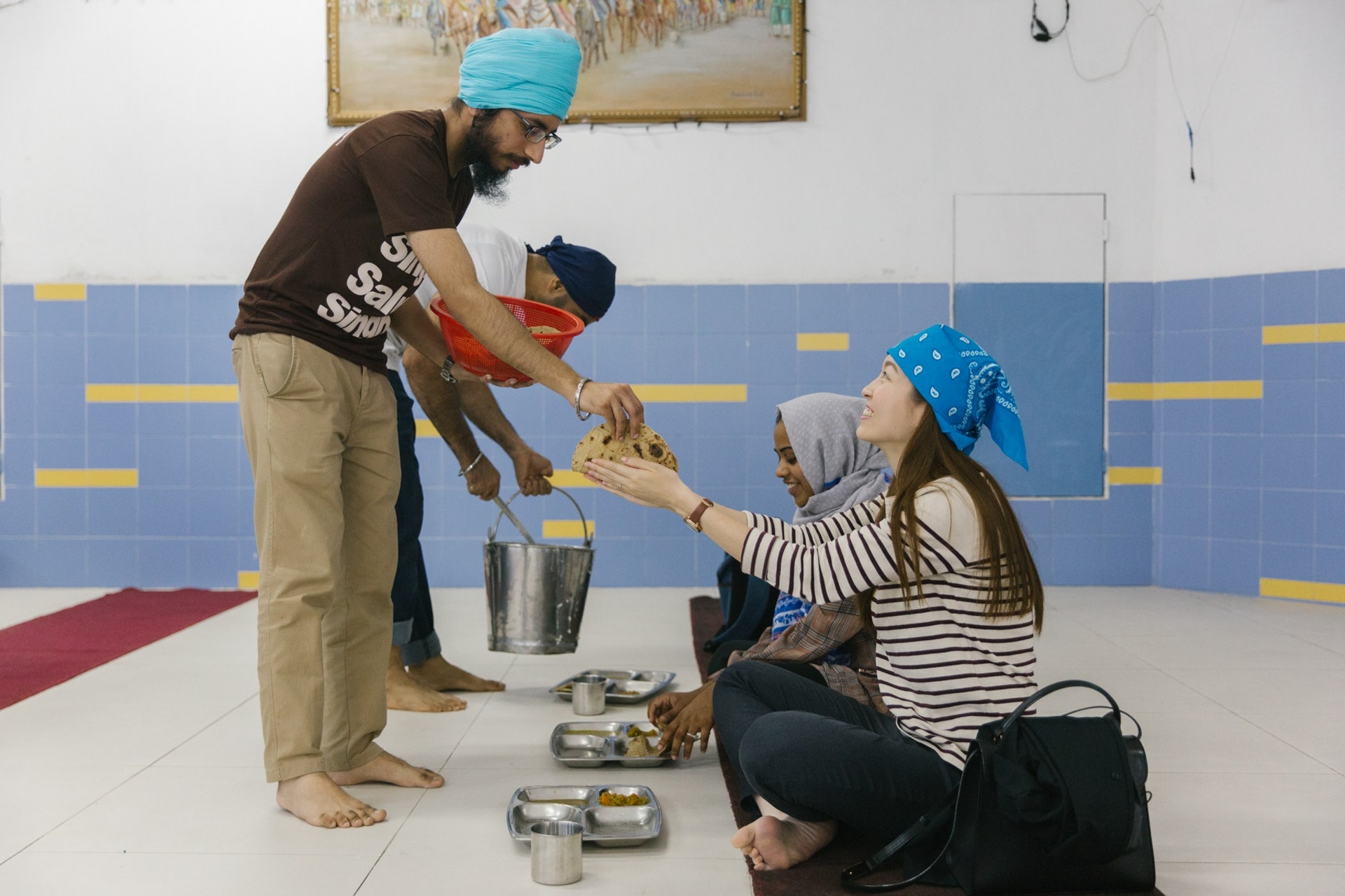 在平等飯堂裡,不論你的信仰、種族、身份和性別,都可從義工教徒上無條件得到一餐,還會主動為你添飯。(陳嘉元攝) 在平等飯堂裡,不論你的信仰、種族、身份和性別,都可從義工教徒上無條件得到一餐,還會主動為你添飯。(陳嘉元攝)