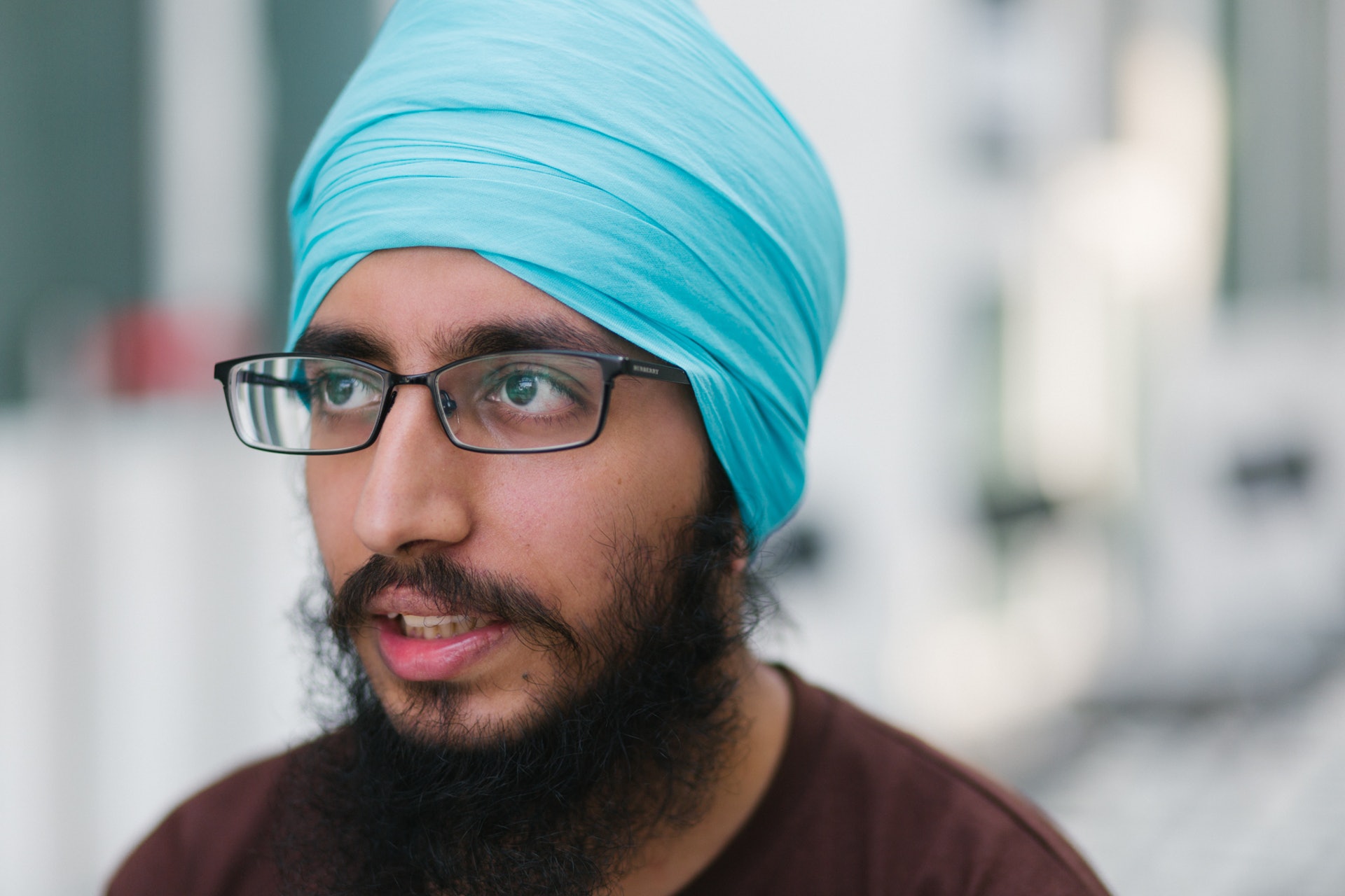 昔日雲迪因言語不通和文化差別很怕跟本地人接觸,誰知今天他當起文化大使,一個人帶著十數人遊錫克廟。(陳嘉元攝) 昔日雲迪因言語不通和文化差別很怕跟本地人接觸,誰知今天他當起文化大使,一個人帶著十數人遊錫克廟。(陳嘉元攝)