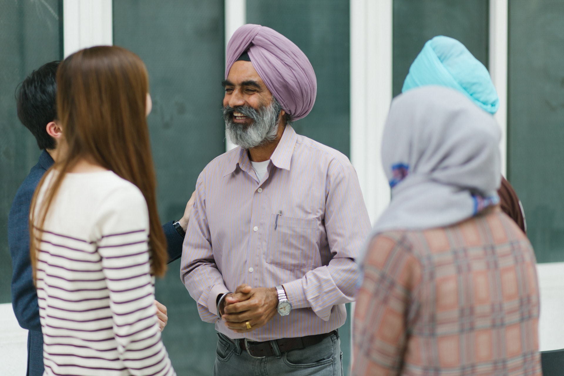 由於常帶團遊廟的關係,他們與信徒已變得相當熟悉,每次見面總是聊過不停。(陳嘉元攝) 由於常帶團遊廟的關係,他們與信徒已變得相當熟悉,每次見面總是聊過不停。(陳嘉元攝)