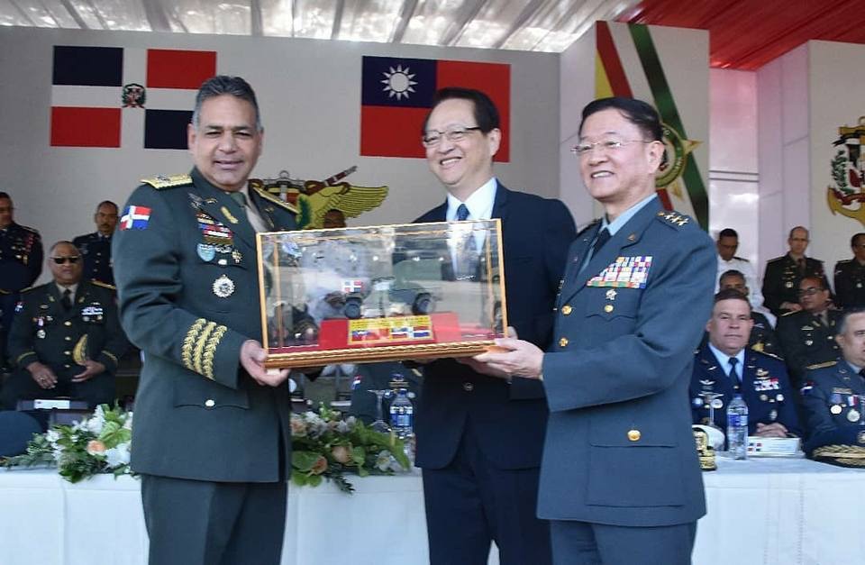 多米尼加2月剛接收台直升機悍馬等軍備　今日提前一小時通知斷交